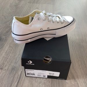 Brand new, never been worn Converse sneakers with a slight platform!